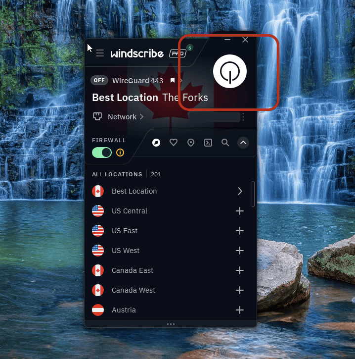 Application Windscribe déconnectée avec le bouton d’alimentation mis en évidence et l’adresse IP publique masquée
